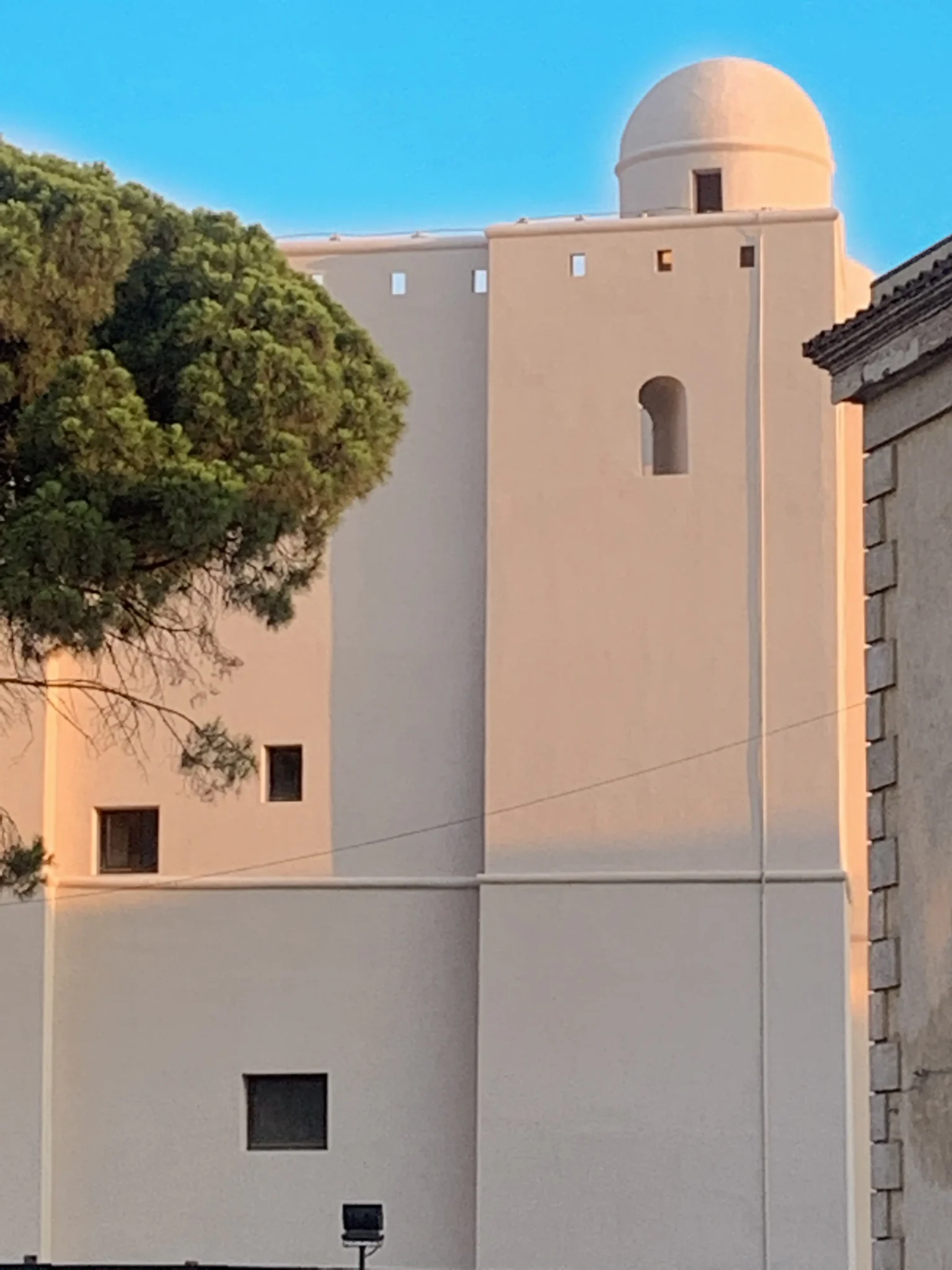 Vista ravvicinata della muratura in pietra della Torre del Cupo